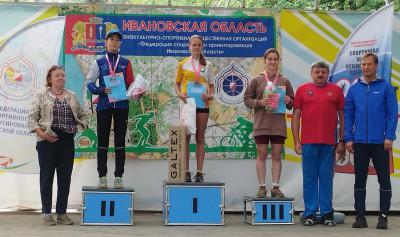 В центре — Анастасия Анисимова